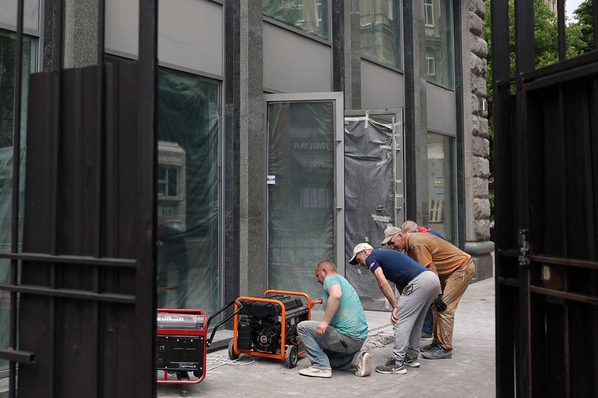 Своїми силами. Як Київ готується до тривалих відключень світла і скільки це коштує